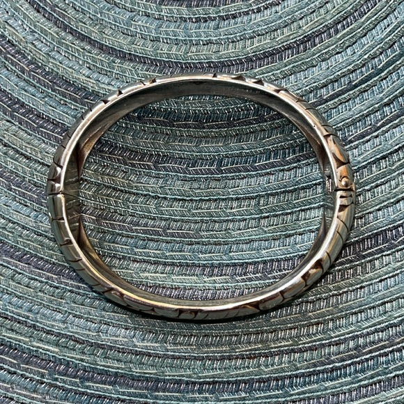Chic Silver Patterned Bangle - Picture 3 of 4